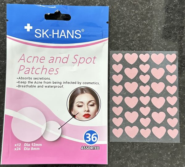 Acné Pimple Sticker Corazones Parche Anti Acné Cont.36 piezas. actúan como una barrera contra los contaminantes externos, evitando que se infecte y empeore al contacto con tus dedos. Actúan de forma rápida facilitando su cicatrización. Hecho con ingredientes vegetales. •Reduce la inflamación, rojez y absorbe las impurezas. •Se puede usar en granitos puntuales que salgan esporádicamente, no en acné y brotes activos. •No reseca la piel.