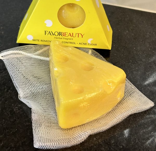 Jabón de Queso con bolsita protectora FavorBeauty.  Es un Jabón con forma de queso para limpieza profunda de poros y espinilla. Mientras limpia, hidrata y sueviza la piel. Se puede usar para bañarse, limpieza facial y lavarse las manos. Elimina el acne • Minimiza poros Elimina piel grasa - Imagen 2