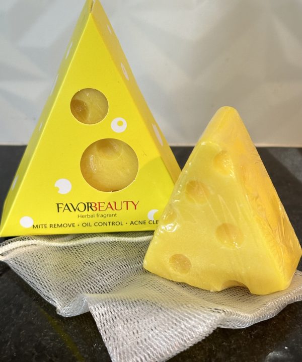 Docena Jabón de Queso con bolsita protectora FavorBeauty.  Es un Jabón con forma de queso para limpieza profunda de poros y espinilla. Mientras limpia, hidrata y sueviza la piel. Se puede usar para bañarse, limpieza facial y lavarse las manos. Elimina el acne • Minimiza poros Elimina piel grasa