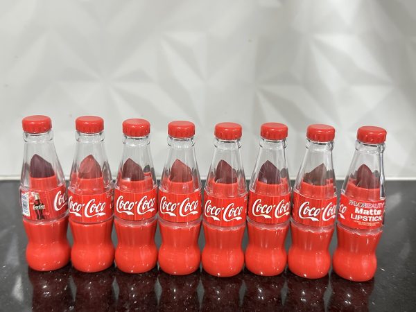 8 pack. 8 piezas Labial en Barra Matte Coco Cola. FavorBeauty
