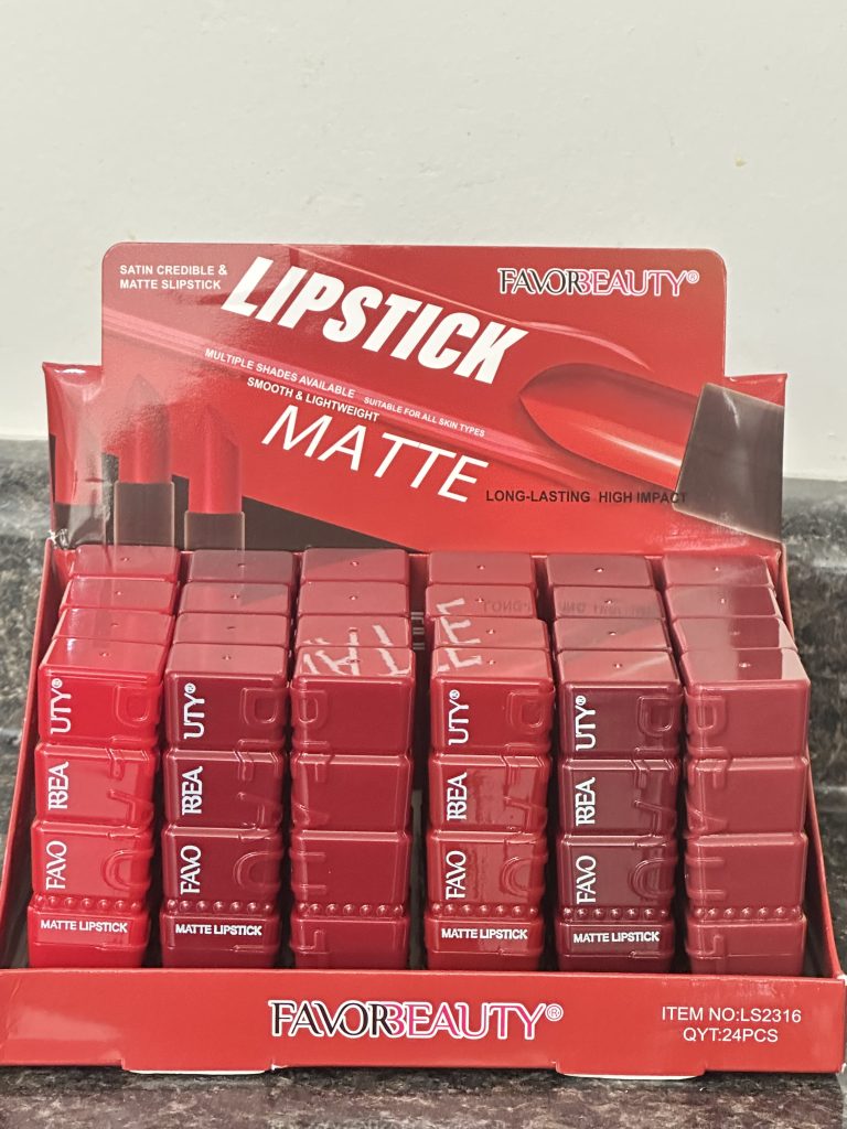 Caja con 24 Labial en Barra Matte Waterproof Favorbeauty, aterciopelado, suave y ligera.