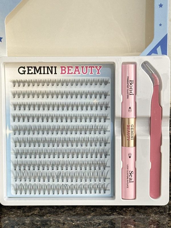 Set de Pestañas 1x1 en Grupitos GEMINI BEAUTY. ¿Qué incluye el kit? Pestañas en grupitos, Pegamento/Base, Sellador y Pinza para Aplicarlas.