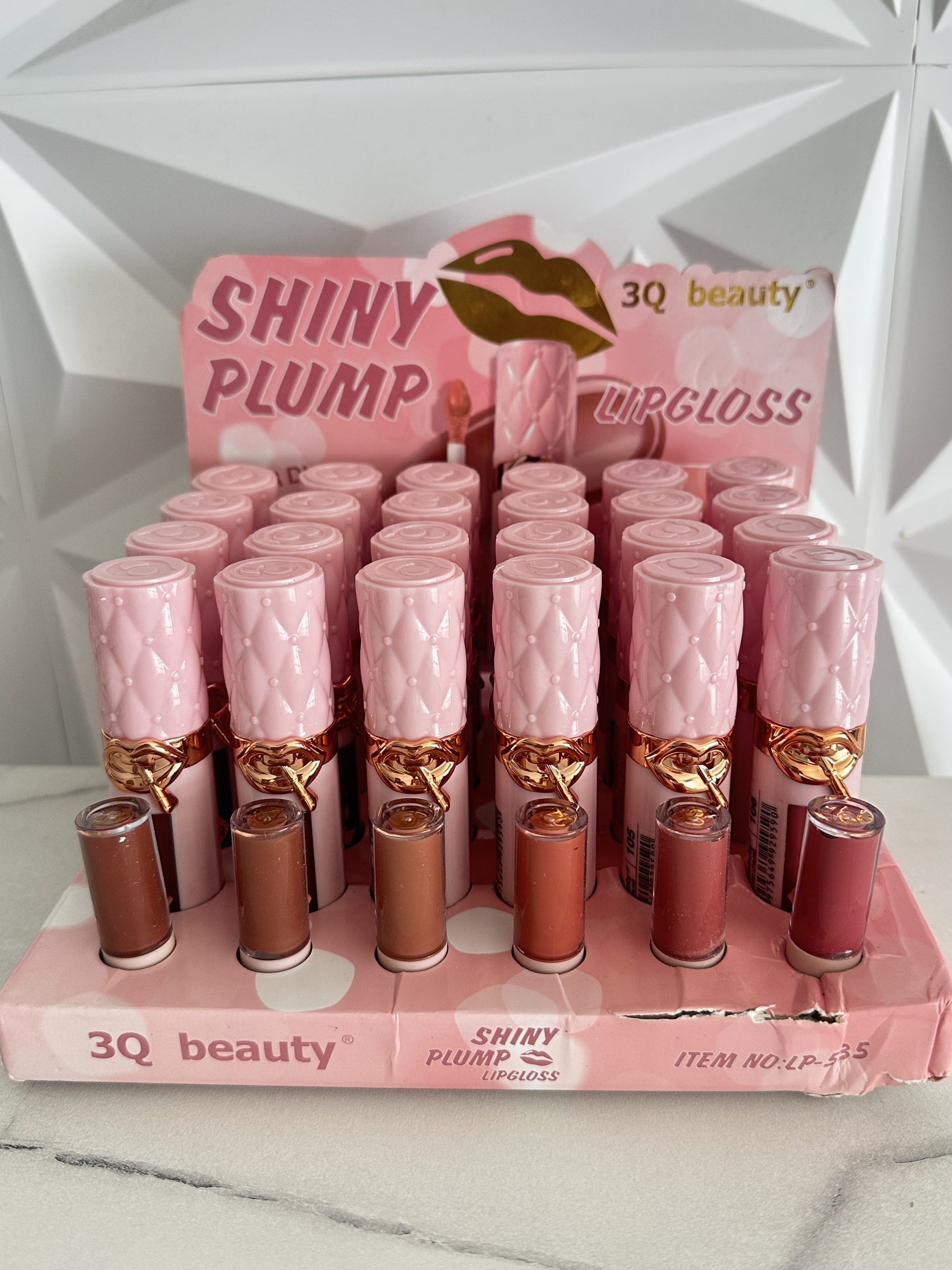 Caja con 24 LipGloss, Shiny Plump Lip Gloss 3Q Beauty. Tipo YSL. Efecto Voluminosos, acabado ultrabrillante, hidratante, textura ligera.Con su muestrario de tonos.