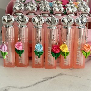 Caja con 24 Lip Balm, Balsamo Labial con llaverito flor. Tipo DIOR. Hidrata y suaviza los labios, cambia de color tenue dependiendo el ph, acabado natural.