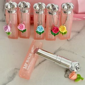 Lip Balm, Balsamo Labial con llaverito flor. Tipo DIOR. Hidrata y suaviza los labios, cambia de color tenue dependiendo el ph, acabado natural.