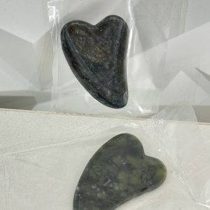 Piedra GUA SHA herramienta de masaje facial, Se utiliza deslizándola suavemente sobre la piel. Desinflama el rostro- Favorece el drenaje linfático- Relaja los músculos faciales- Mejora temporalmente la apariencia del contorno facial- Estimula la circulación- Deja la piel con aspecto más fresco y luminoso