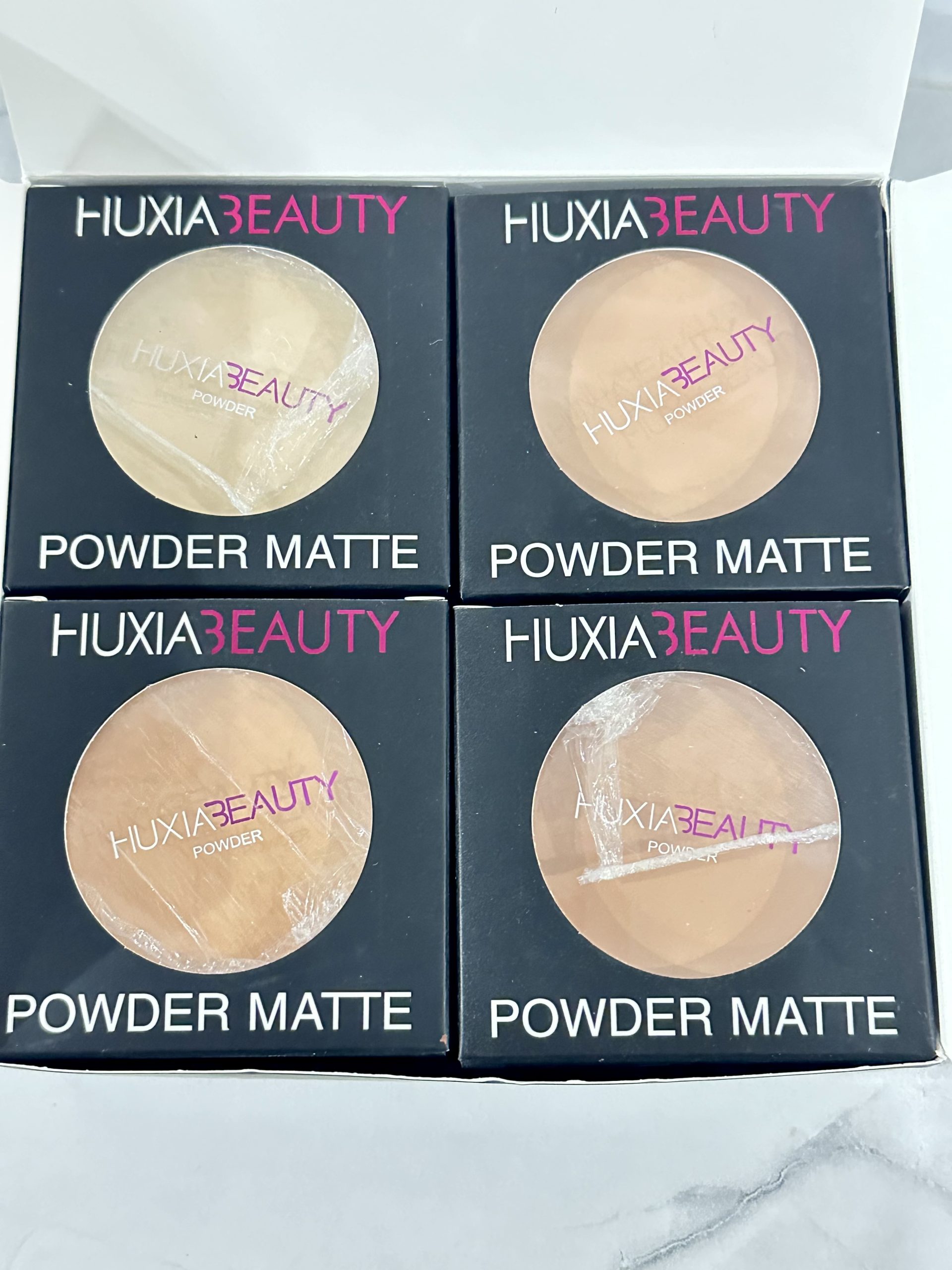 Polvo compacto matificante HUXIA BEAUTY POWDER MATTE con espejo y esponja.